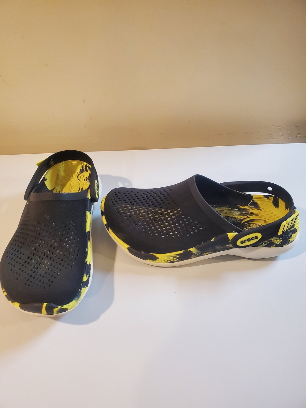 Crocs LiteRide 360 Clog

 in the "Black Neon Yellow